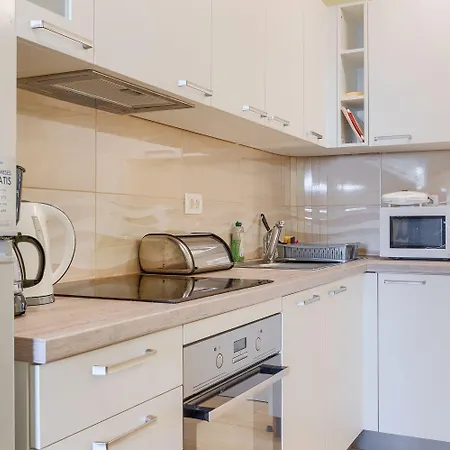Apartment Modernes Mit Panoramablick, Pool - Inmitten Von Historischem Zentrum *